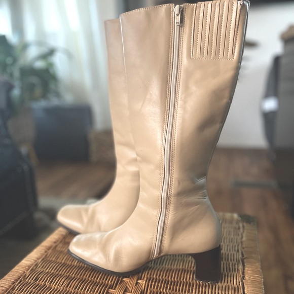✨Sold on Depop✨ Retro-Mod Cream Colored Leather Boots SZ 8.5 - Picture 2 of 4